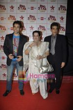 Tusshar Kapoor, Jeetendra at Big Star Awards in Bhavans Ground on 21st Dec 2010 (108).JPG