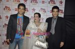 Tusshar Kapoor, Jeetendra at Big Star Awards in Bhavans Ground on 21st Dec 2010 (2).JPG