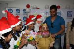 Ajay Devgan celeberates christmas with children in Mid Day Office on 22nd Dec 2010 (12).JPG