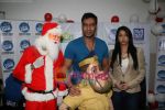 Ajay Devgan celeberates christmas with children in Mid Day Office on 22nd Dec 2010 (15).JPG