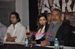 Prateik Babbar, Prakash Jha, Deepika Padukone at Aarakshan announcement in Novotel, Mumbai on 22nd Dec 2010 (48).JPG