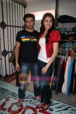 Ranveer Singh, Anushka Sharma at Loot store in Goregaon on 26th Dec 2010 (27).JPG