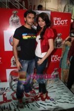 Ranveer Singh, Anushka Sharma at Loot store in Goregaon on 26th Dec 2010 (9).JPG
