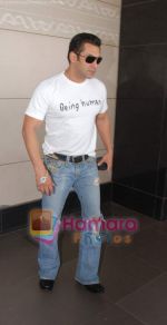 Salman Khan left For Dubai to celeberate bday and new year_s in Mumbai Airport on 26th Dec 2010 (3).JPG
