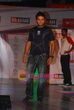  at Big Bazaar world cup collection launch in Phoenix Mills on 6th Jan 2011 (9).JPG
