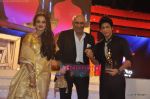 Shahrukh Khan, Rekha, Yash Chopra at 17th Annual Star Screen Awards 2011 on 6th Jan 2011 (4).JPG