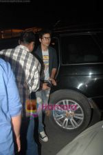 Shahid Kapoor leave for South Africa concert in Mumbai Airport on 8th Jan 2011.JPG