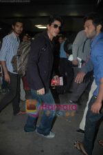 Shahrukh Khan leave for South Africa concert in Mumbai Airport on 8th Jan 2011 (6).JPG