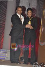 Dharmendra, Shahrukh Khan at 6th Apsara Film and Television Producers Guild Awards in BKC, Mumbai on 11th Jan 2011 (84).JPG