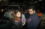 Aishwarya Rai, Abhishek Bachchan leave for Zee Awards in Singapore in Mumbai Airport on 12th Jan 2011 (3).JPG