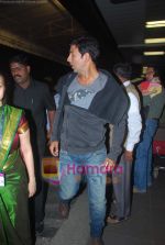 Akshay Kumar leave for Zee Awards in Singapore in Mumbai Airport on 12th Jan 2011 (56).JPG