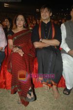 Hema Malini, Vivek Oberoi at Sri Ravi Shankar_s Youth concert in Andheri Sports Complex on 12th Jan 2011 (3).JPG