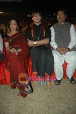 Hema Malini, Vivek Oberoi at Sri Ravi Shankar_s Youth concert in Andheri Sports Complex on 12th Jan 2011 (8).JPG