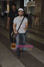 Aamir Khan returns from Dhobigh at Delhi Promotions in Airport, Mumbai on 14th Jan 2011 (3).JPG