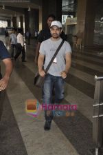 Aamir Khan returns from Dhobigh at Delhi Promotions in Airport, Mumbai on 14th Jan 2011 (7).JPG