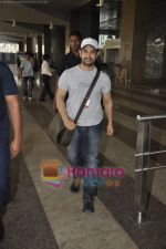 Aamir Khan returns from Dhobigh at Delhi Promotions in Airport, Mumbai on 14th Jan 2011 (8).JPG