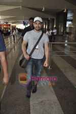Aamir Khan returns from Dhobigh at Delhi Promotions in Airport, Mumbai on 14th Jan 2011 (9).JPG