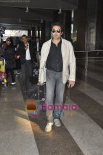 Bobby Deol returns from YPD delhi promotions in Airport, Mumbai on 14th Jan 2011 (5).JPG