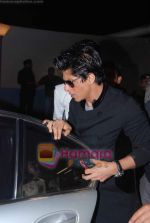 Shahrukh Khan leave for Singapore in International Airport, Mumbai on 13th Jan 2011 (3).JPG