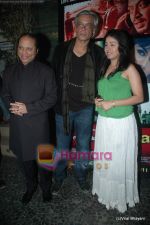 Sunidhi Chauhan, Sudhir Mishra at Yeh Saali Zindagi music launch in Marimba Lounge on 13th Jan 2011 (2).JPG