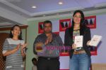 Kareena Kapoor at Rujuta Diwekar_s Book Launch of Women & the Weight Loss Tamasha in Taj Land_s End on 15th Jan 2011 (11).JPG