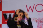 Kareena Kapoor at Rujuta Diwekar_s Book Launch of Women & the Weight Loss Tamasha in Taj Land_s End on 15th Jan 2011 (24).JPG