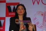 Kareena Kapoor at Rujuta Diwekar_s Book Launch of Women & the Weight Loss Tamasha in Taj Land_s End on 15th Jan 2011 (33).JPG