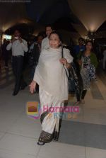 Lata Mangeshkar arrive from Singapore in Airport on 11th Jan 2011 (14).JPG