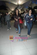 Vidya Balan arrive from Singapore in Airport on 11th Jan 2011 (5).JPG