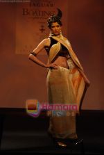 Sucheta Sharma at Meera Muzaffar Ali Jaguar fashion show in Mumbai on 16th Jan 2011 (10).JPG