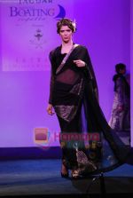 Sucheta Sharma at Meera Muzaffar Ali Jaguar fashion show in Mumbai on 16th Jan 2011 (2).JPG