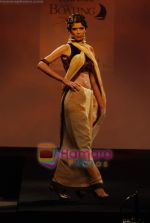 Sucheta Sharma at Meera Muzaffar Ali Jaguar fashion show in Mumbai on 16th Jan 2011 (9).JPG