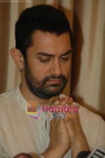 Aamir Khan meets Akhil Bhartiya Dhobi Mahasangh members in Sun N Sand, Mumbai on 20th Jan 2011 (16).JPG
