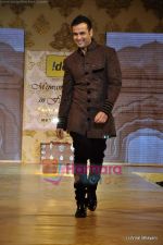 Rohit Roy walk the ramp at Mijwan show in Trident, Bandra on 23rd Jan 2011 (2).JPG