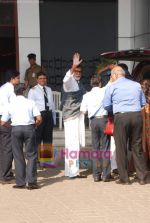 Amitabh Bachchan  takes charter flight to Bhopal in Vakola on 24th Jan 2011 (5).JPG