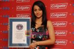 Trisha Krishnan poses with Guinness World Records certificate for Colgate and IDA on 25th Jan 2011 (4).jpg