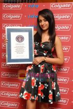 Trisha Krishnan poses with Guinness World Records certificate for Colgate and IDA on 25th Jan 2011 (7).jpg
