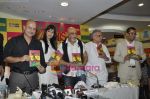 Anupam Kher, Katrina Kaif, Pritish Nandy, Gulzar, Chetan Bhagat at Tonite This Savage Rite book launch in Crossword, Mumbai on 27th Jan 2011 (5).JPG