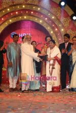 Lata Mangeshkar at Mi Marathi Awards in Andheri Sports Complex on 29th Jan 2011 (42).JPG