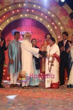 Lata Mangeshkar at Mi Marathi Awards in Andheri Sports Complex on 29th Jan 2011 (9).JPG