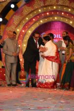 Lata Mangeshkar, Dharmendra at Mi Marathi Awards in Andheri Sports Complex on 29th Jan 2011 (53).JPG