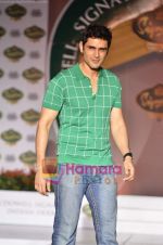 at Signature Derby press meet with fashion show by Ministry of Fashion  in Mahalaxmi Race Course on 3rd Feb 2011 (32).JPG