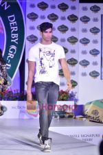 at Signature Derby press meet with fashion show by Ministry of Fashion  in Mahalaxmi Race Course on 3rd Feb 2011 (64).JPG