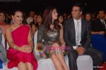 Sonakshi Sinha, Akshay Kumar, Twinkle Khanna at Stardust Awards 2011 in Mumbai on 6th Feb 2011 (5).JPG