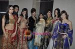 Aarti Chhabria, Nisha Kothari, Yuvika Chaudhary, Teejay Sidhu, Manoj Bohra, Shonali Nagrani at Manali Jagtap Show at at Gitanjali Cyclothon fashion show in Trident, andra, Mumbai on 7th Feb 2011 (4).JPG