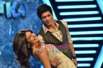 Priyanka Chopra, Shahrukh Khan on the sets of Imagine TV_s Zor Ka Jhatka in Yasraj Studios on 7th Feb 2011 (28).JPG