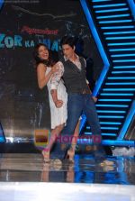 Priyanka Chopra, Shahrukh Khan on the sets of Imagine TV_s Zor Ka Jhatka in Yasraj Studios on 7th Feb 2011 (65).JPG