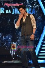 Shahrukh Khan on the sets of Imagine TV_s Zor Ka Jhatka in Yasraj Studios on 7th Feb 2011 (13).JPG
