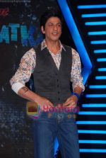 Shahrukh Khan on the sets of Imagine TV_s Zor Ka Jhatka in Yasraj Studios on 7th Feb 2011 (8).JPG