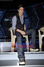 Shahrukh Khan on the sets of Imagine Jhor Ka Jhatka in Yashraj Studio on 9th Feb 2011 (11).JPG